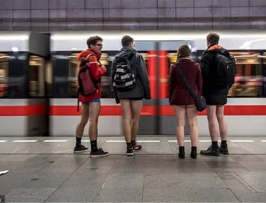 No Pants Subway Ride: Βόλτα στο μετρό μόνο με τα... εσώρουχα σε δεκάδες πόλεις(φωτο)